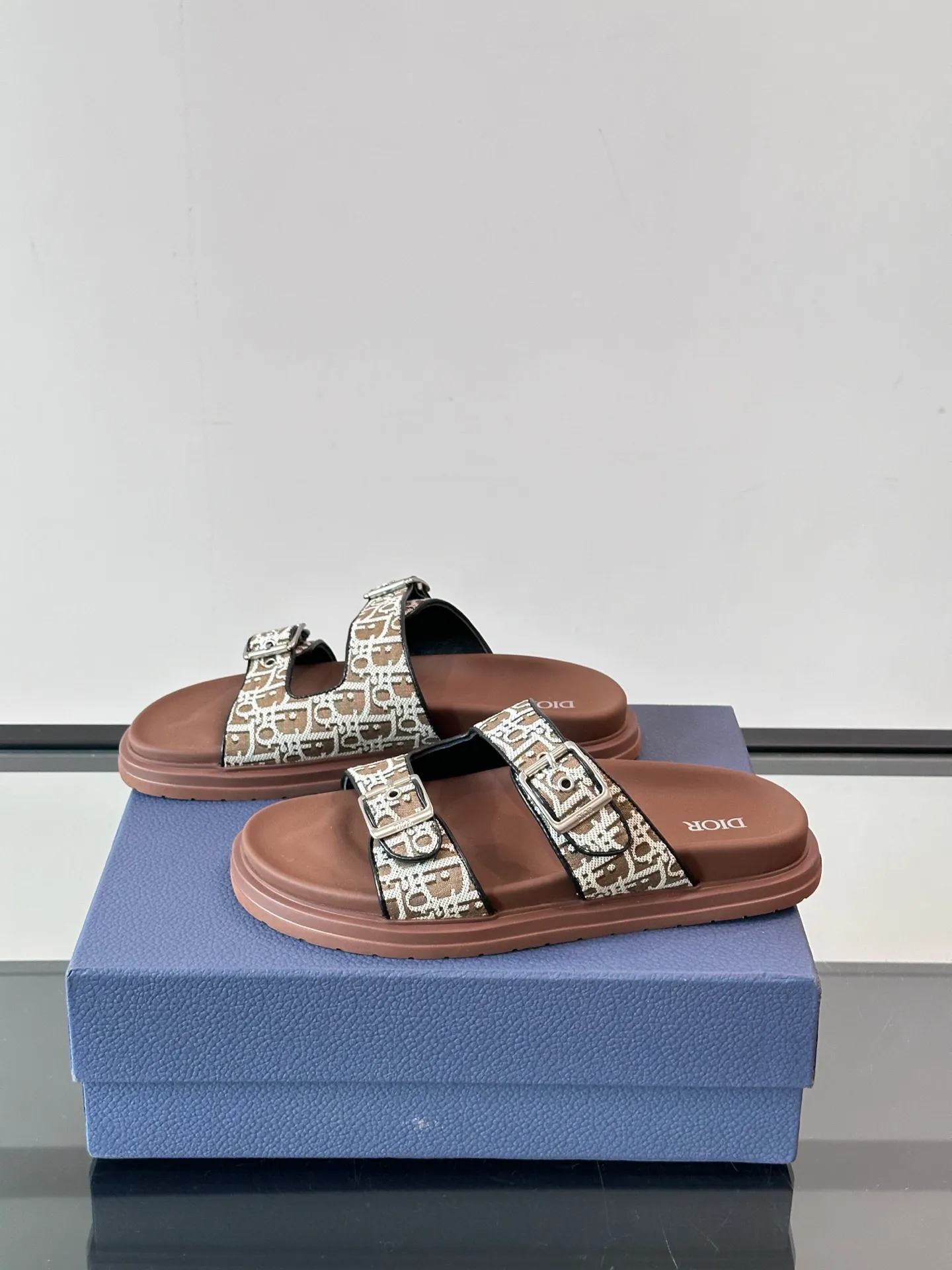 Factory price: 300💰Dior Aqua men's sandals and slippers. Showcasing Dior haute couture design. The Dior gray suede strap is accented with an aluminum Dior buckle for added style. Paired with a comfortable tonal notch sole, they pair easily with shorts or jeans for a sophisticated look. Main body: suede cow leather, technical fabric lining: cow leather, with adjustable straps, aluminum Dior buckle, Dior gray EVA insole, tonal notch rubber outsole splicing structure👌👌 size: 38-44 (45.46 customized)